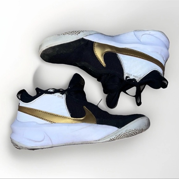 Size 3.5Y - Nike Team Hustle D10 Low Black Metallic Gold - Picture 1 of 12